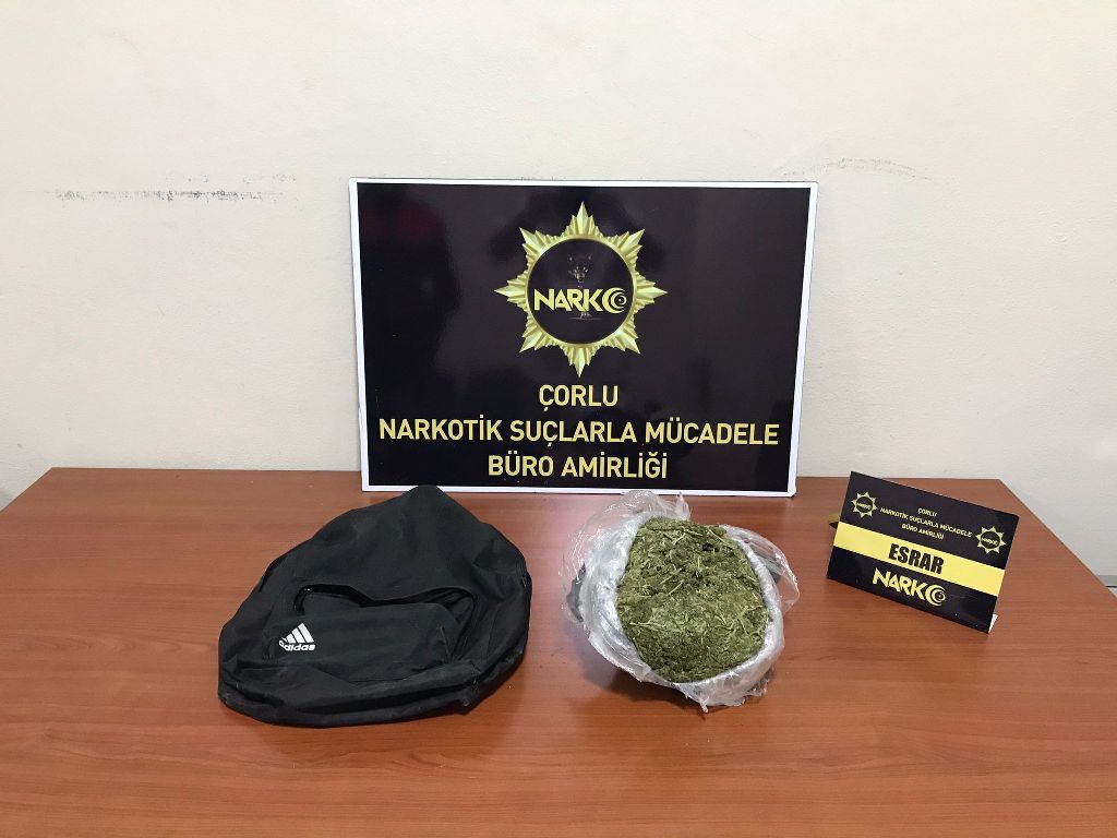MOTOSİKLETİYLE UYUŞTURUCU SATAN ŞAHISLAR 900 GRAM ESRARLA YAKALANDI