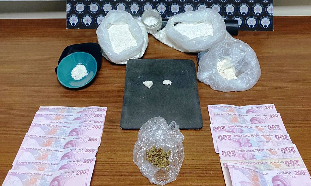 UYUŞTURUCU KURYESİ ÇERKEZKÖY’Ü ZEHİRLEMEDEN 1.7 KG KOKAİN İLE YAKALANDI