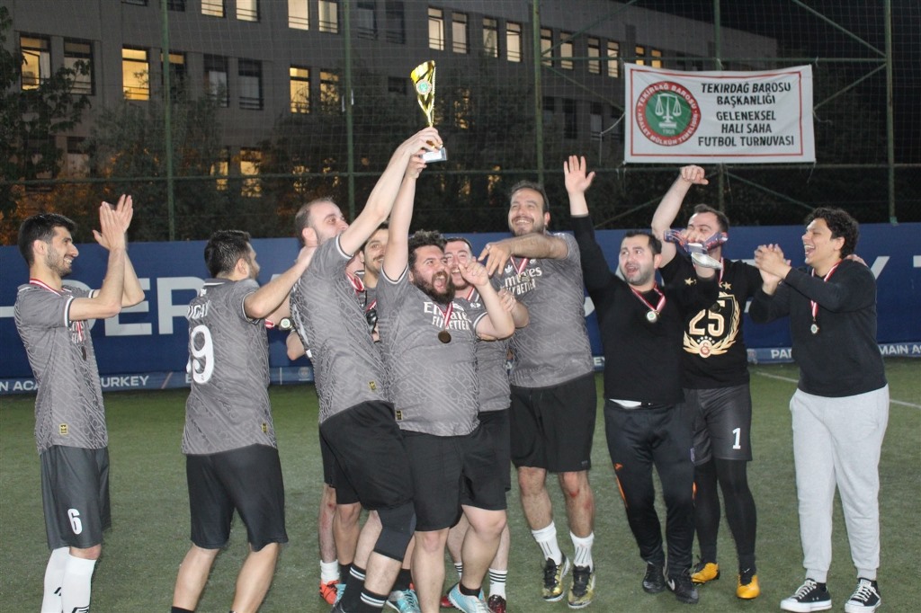 TEKİRDAĞLI AVUKATLAR TEKİRDAĞ BAROSU 17. GELENEKSEL HALI SAHA FUTBOL TURNUVASINDA BULUŞTU