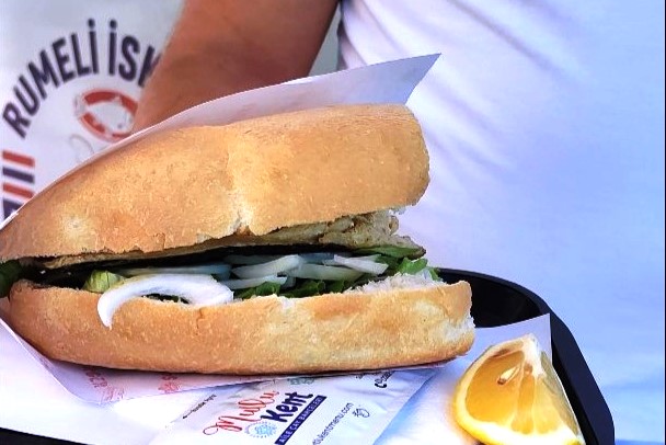 SÜLEYMANPAŞA BELEDİYESİNDEN BALIK EKMEK HİZMETİ