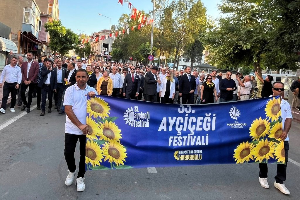 33. HAYRABOLU AYÇİÇEĞİ FESTİVALİ KAPILARINI COŞKUYLA AÇTI