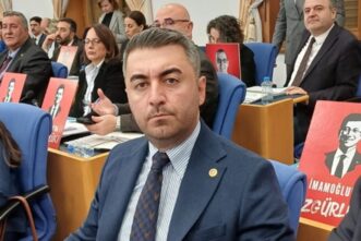 CEM AVŞAR: “DEPREMİN ÜSTÜNDEN 3 YIL GEÇTİ NEDEN HALA SORUNLAR BİTMEDİ?”