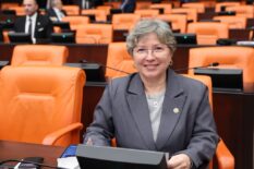 NURTEN YONTAR: “KADINA DOĞUR DİYORSUNUZ SONRASINDA YALNIZ BIRAKIYORSUNUZ”