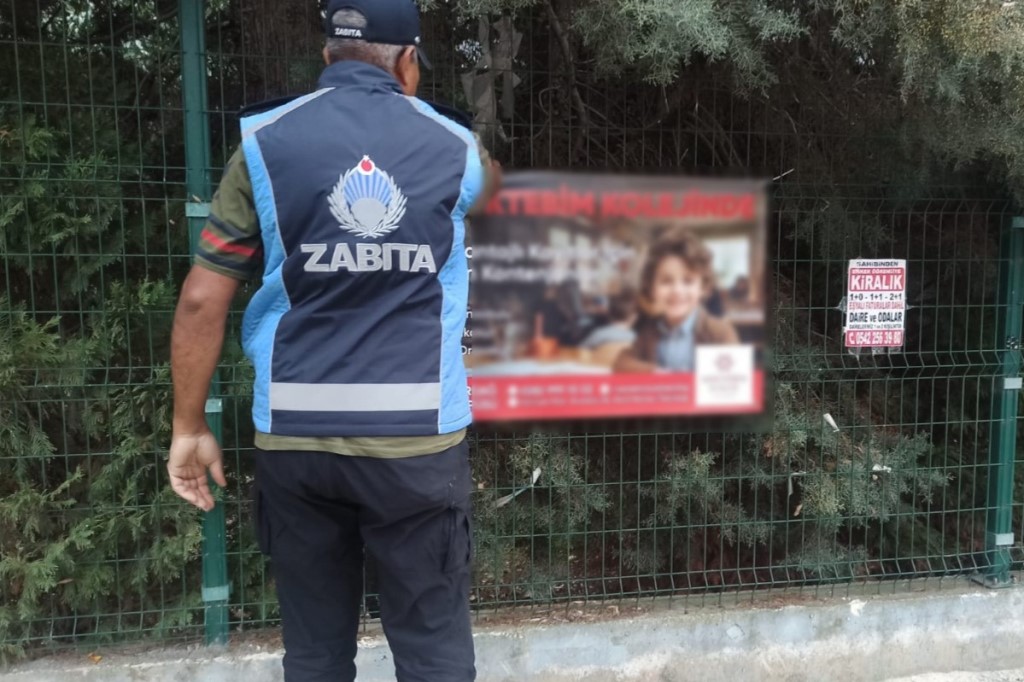 ZABITA EKİPLERİ İZİNSİZ ASILAN AFİŞLERİ ORTADAN KALDIRDI