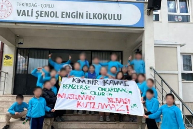 EĞİTİM SEN TEKİRDAĞ ŞUBESİ’NDEN ÇOCUKLARA TUTTURULAN PANKARTA TEPKİ: “OKULLAR İDEOLOJİK PROPAGANDA ALANI DEĞİLDİR!”