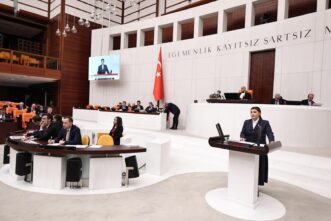 TAŞCI’DAN MECLİS’TE DEPREM İSYANI: “ÜÇ YILDIR ÖZÜR DİLEMEYİ BİLE BECEREMEDİNİZ”