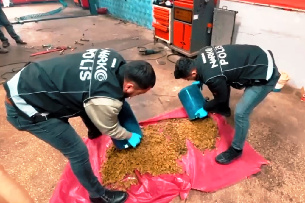 ÇORLU’DA TİCARİ ARACIN ALTINDA 31 MİLYON TL DEĞERİNDE UYUŞTURUCU YAKALANDI