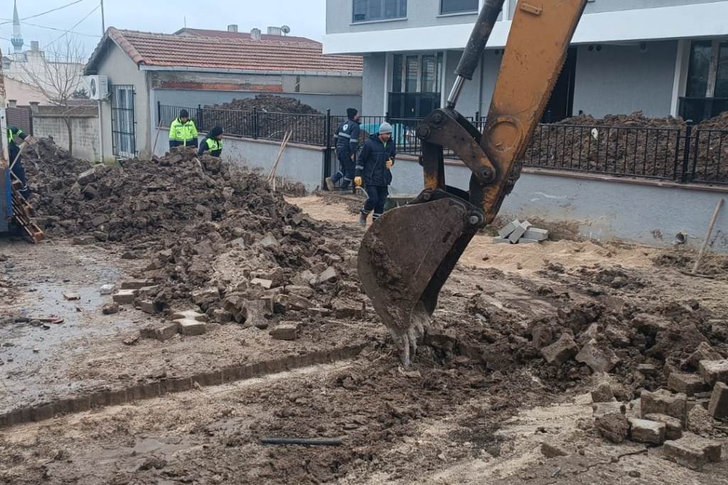 BİR GÜNDE DÖRT MAHALLEDE YOL VE KALDIRIM SORUNU ÇÖZÜLDÜ