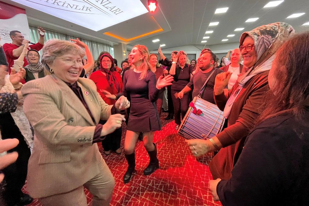 KADINLAR MATİNESİNDE 8 MAHALLEDEN 1300 KADIN DOYASIYA EĞLENDİ