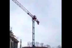 HAKLARINI ALAMADIKLARINI ÖNE SÜREN İŞÇİLER VİNÇ TEPESİNE ÇIKTI