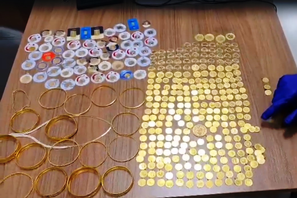 TEKİRDAĞ’DA KENDİNİ POLİS OLARAK TANITIP İNSANLARI DOLANDIRAN ŞAHIS YÜZLERCE ALTINLA YAKALANDI