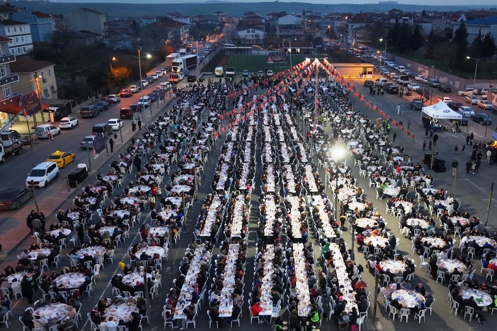 GÖNÜL SOFRASI BİNLERCE VATANDAŞI SAĞLIK MAHALLESİNDE BULUŞTURDU
