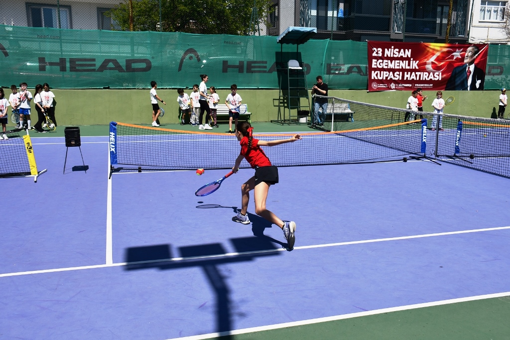 MİNİK RAKETLER ÇOCUK BAYRAMI İÇİN KORTA ÇIKTI