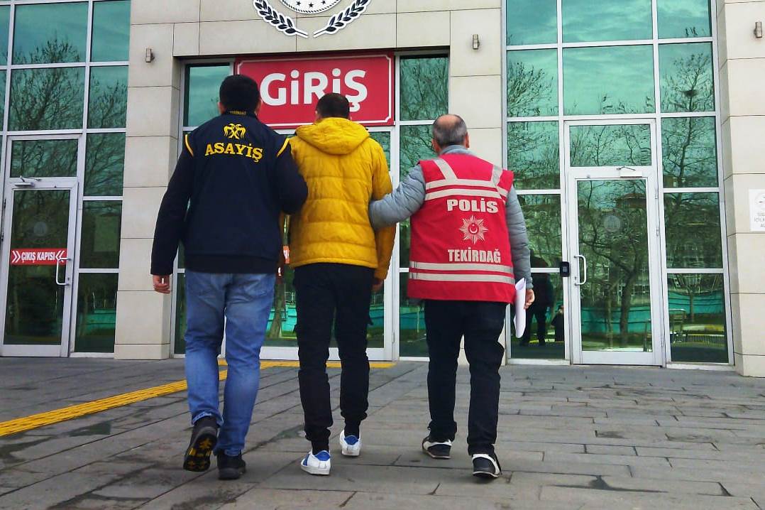 TEKİRDAĞ POLİSİ AĞIR SUÇLARDAN ARANAN ŞÜPHELİLERİ TEK TEK YAKALADI