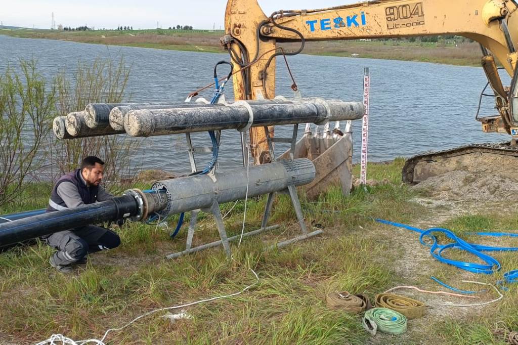 TÜRKMENLİ GÖLETİ’NE YÜZER TERFİ İSTASYONU KURULDU