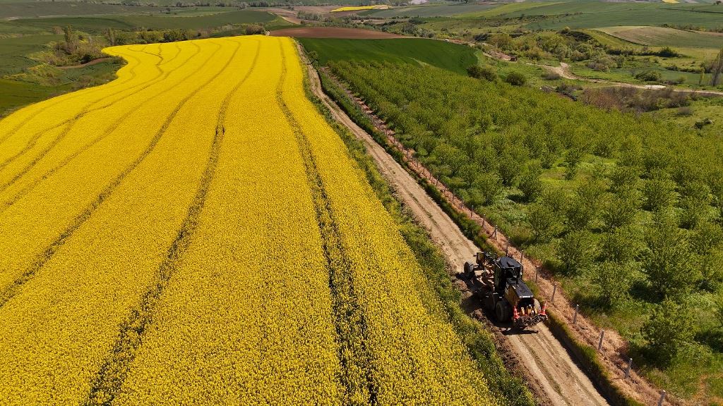 TEKİRDAĞ BÜYÜKŞEHİR BELEDİYESİ TARLA YOLLARINI HASADA HAZIRLIYOR