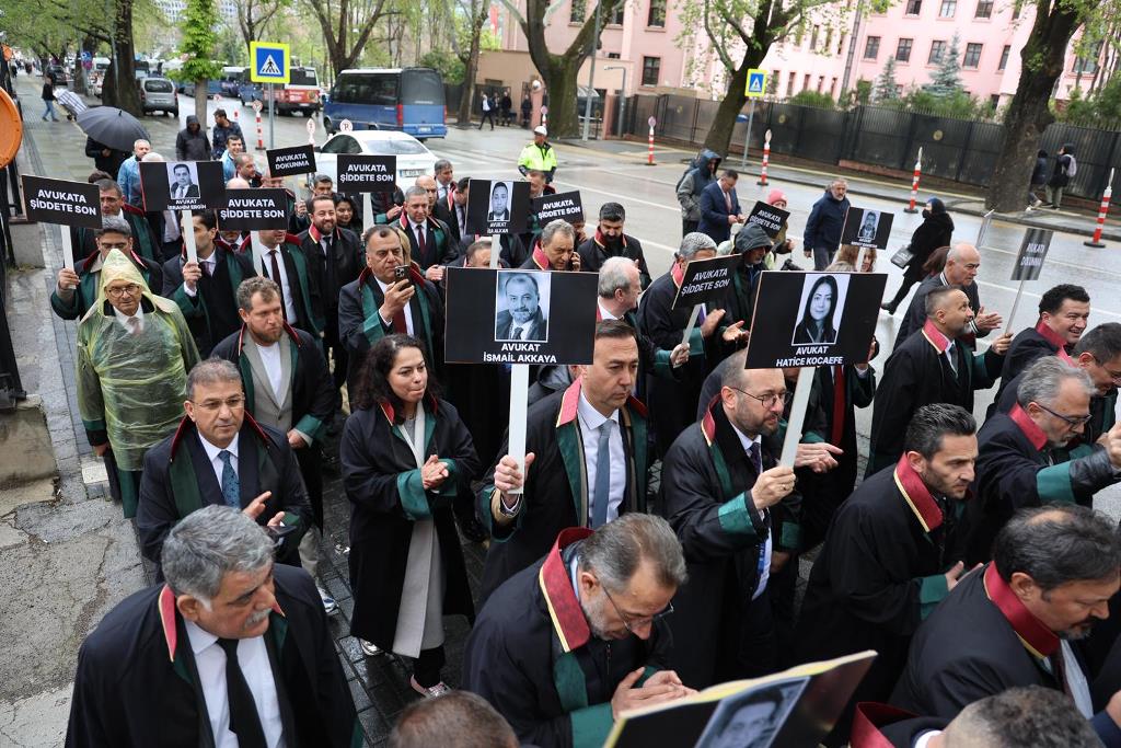 81 BARO HAREKETE GEÇTİ: AVUKATA ŞİDDETE KARŞI TBMM’YE YÜRÜDÜLER