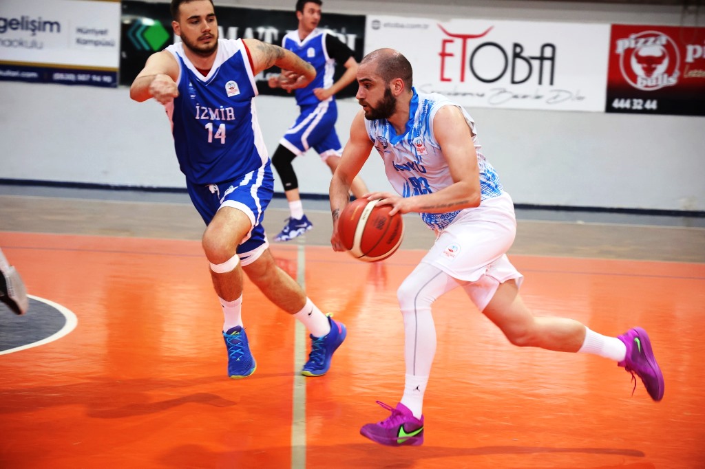 NKÜ BASKETBOL TAKIMI DÖRTLÜ FİNAL YOLUNDA AVANTAJI KAPTI