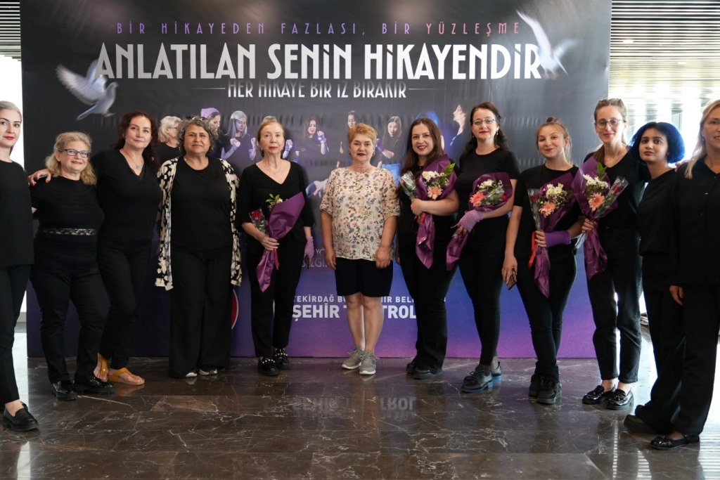 29 EKİM KADINLARI DERNEĞİ TİYATRO GRUBUNDAN ANLAMLI GÖSTERİ