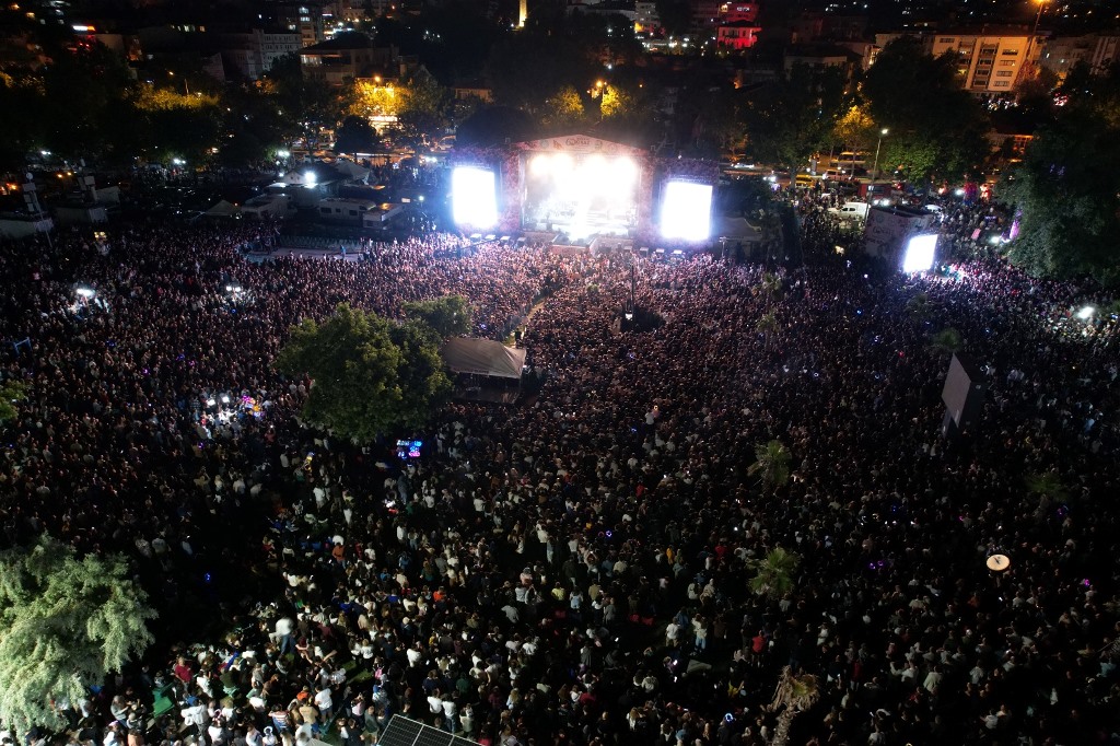 KİRAZ FESTİVALİ SAHNESİNDEN POİZİ VE MERVE ÖZBEY GEÇTİ
