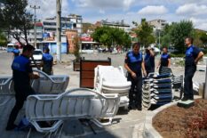 SÜLEYMANPAŞA SAHİLLERİNDE İZİNSİZ ŞEZLONGLAR TOPLATILDI