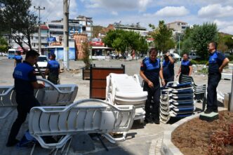 SÜLEYMANPAŞA SAHİLLERİNDE İZİNSİZ ŞEZLONGLAR TOPLATILDI