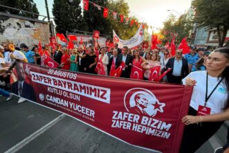 TEKİRDAĞ ZAFER COŞKUSUYLA OMUZ OMUZA YÜRÜDÜ