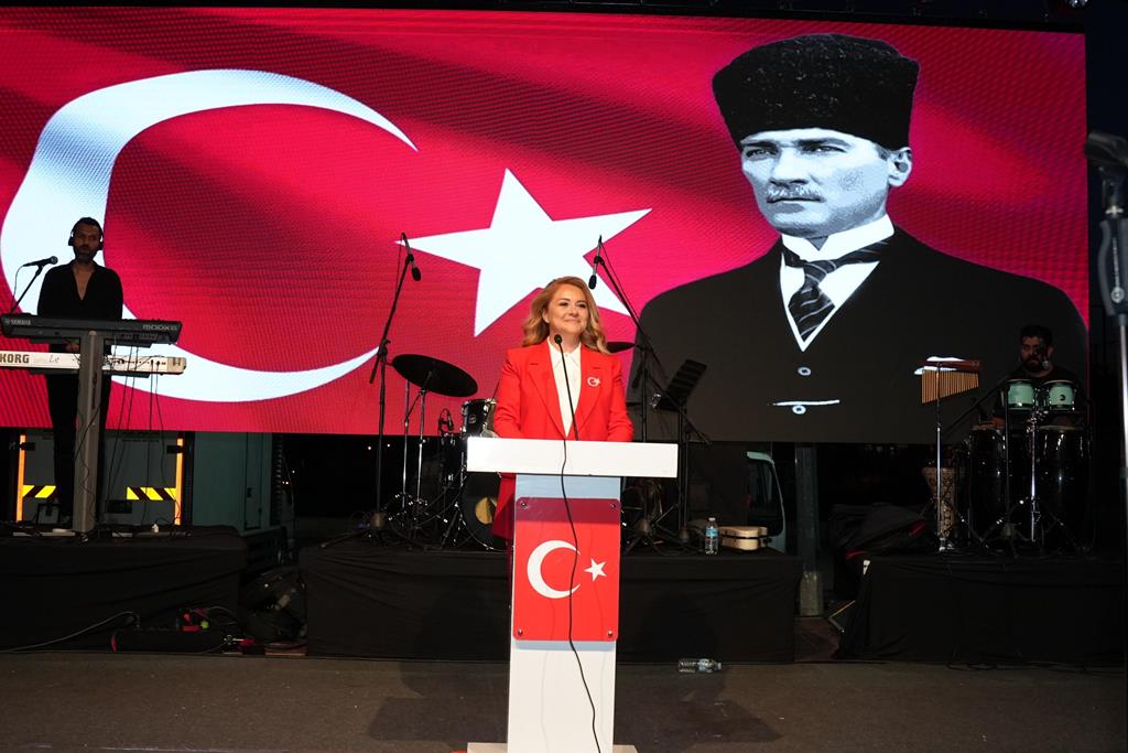 ERGENE’DE GECEYE MÜGE BAŞKAN’IN ZAFER KONUŞMASI DAMGA VURDU