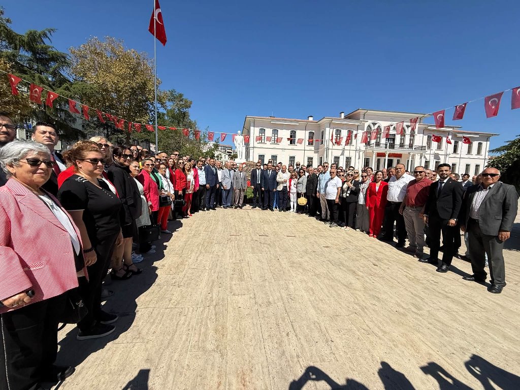 CHP TEKİRDAĞ’DA 103. KURULUŞ YIL DÖNÜMÜNDE DİKKAT ÇEKEN MESAJLAR: “MAKAMLARIN DEĞİL, CHP’NİN YANINDAYIZ”