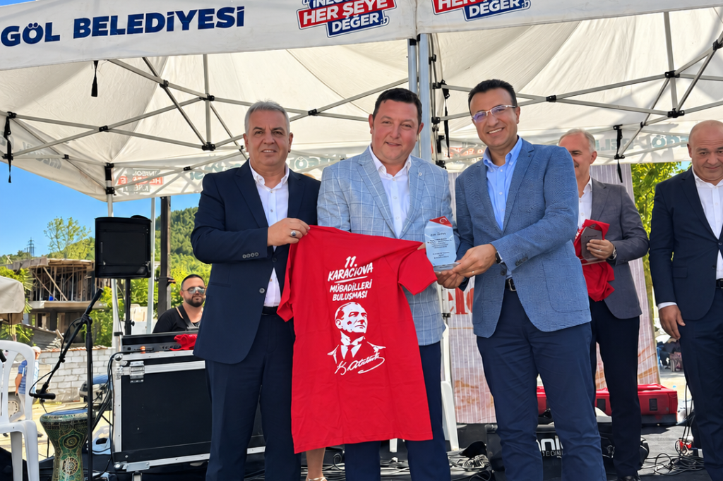 RECEP DURAL’A KARACAOVALILARDAN TEŞEKKÜR PLAKETİ