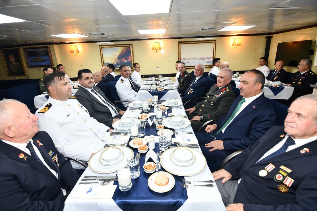 VALİ SOYTÜRK TCG YILDIRIM GEMİSİ’NDE GAZİLERLE BULUŞTU