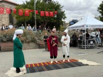 AHİLİK KÜLTÜRÜNÜN VAZGEÇİLMEZ GELENEĞİ “PABUCU DAMA ATMA” TEKİRDAĞ’DA YENİDEN CANLANDIRILDI