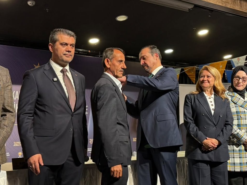 KÜRŞAD ZORLU TEKİRDAĞ’DA AK PARTİ’YE KATILAN MECLİS ÜYELERİNE ROZETLERİNİ TAKTI