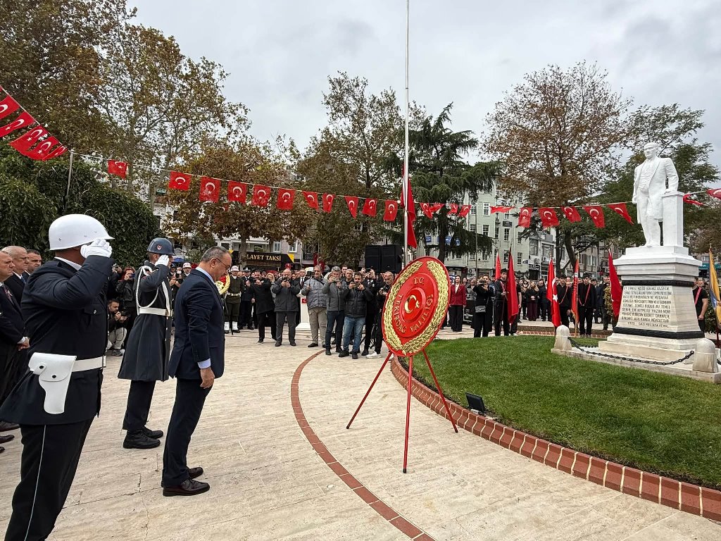 CUMHURİYET BAYRAMI KUTLAMALARI ÇELENK TÖRENİ İLE BAŞLADI